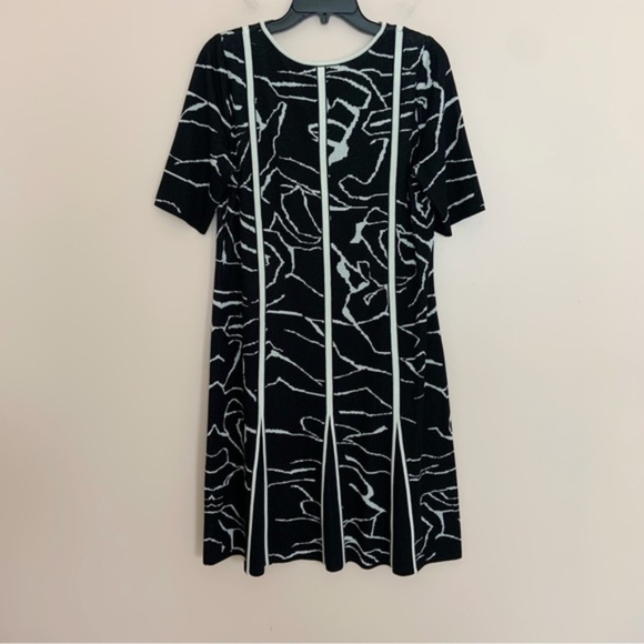 NWT New Ming Wang Black and White Abstract Print Pleated Soft Knit Dress Size S - Picture 3 of 5